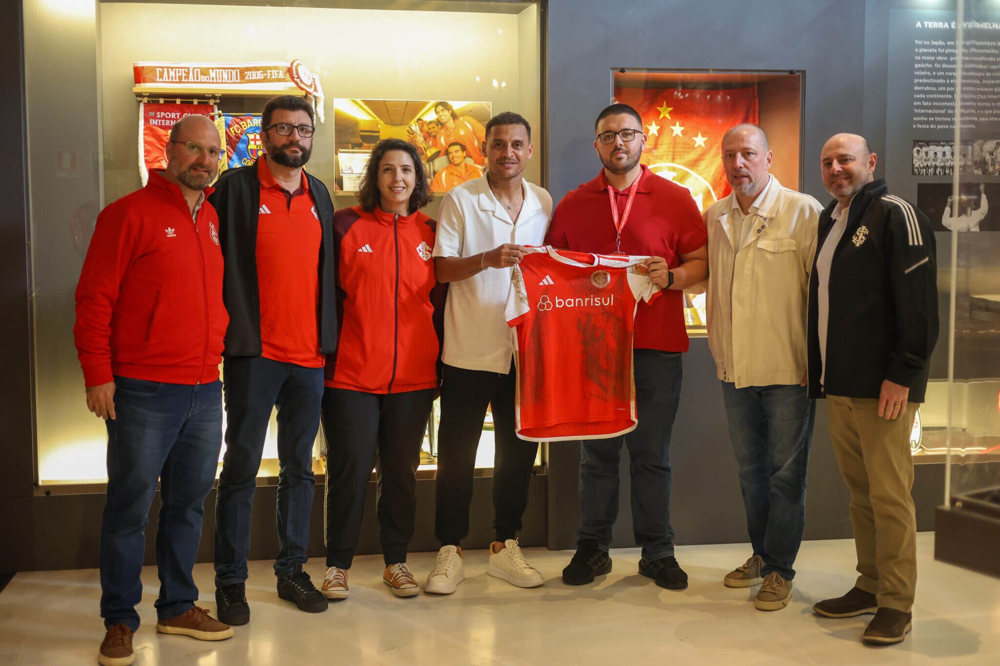 Alan Patrick realiza doação de camiseta ao Museu do Inter