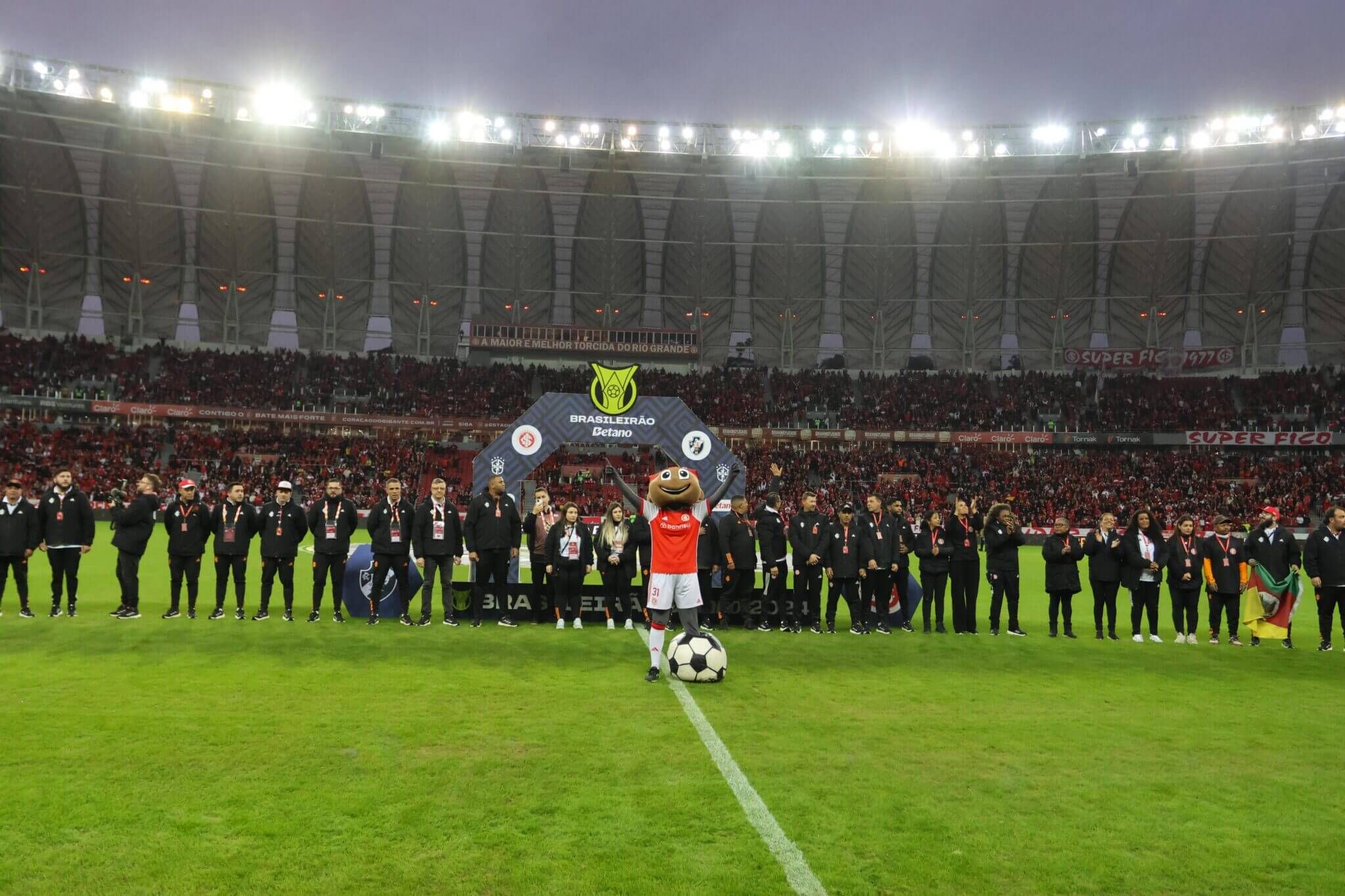 Inter homenageia colaboradores que participaram da reconstrução do Beira-Rio