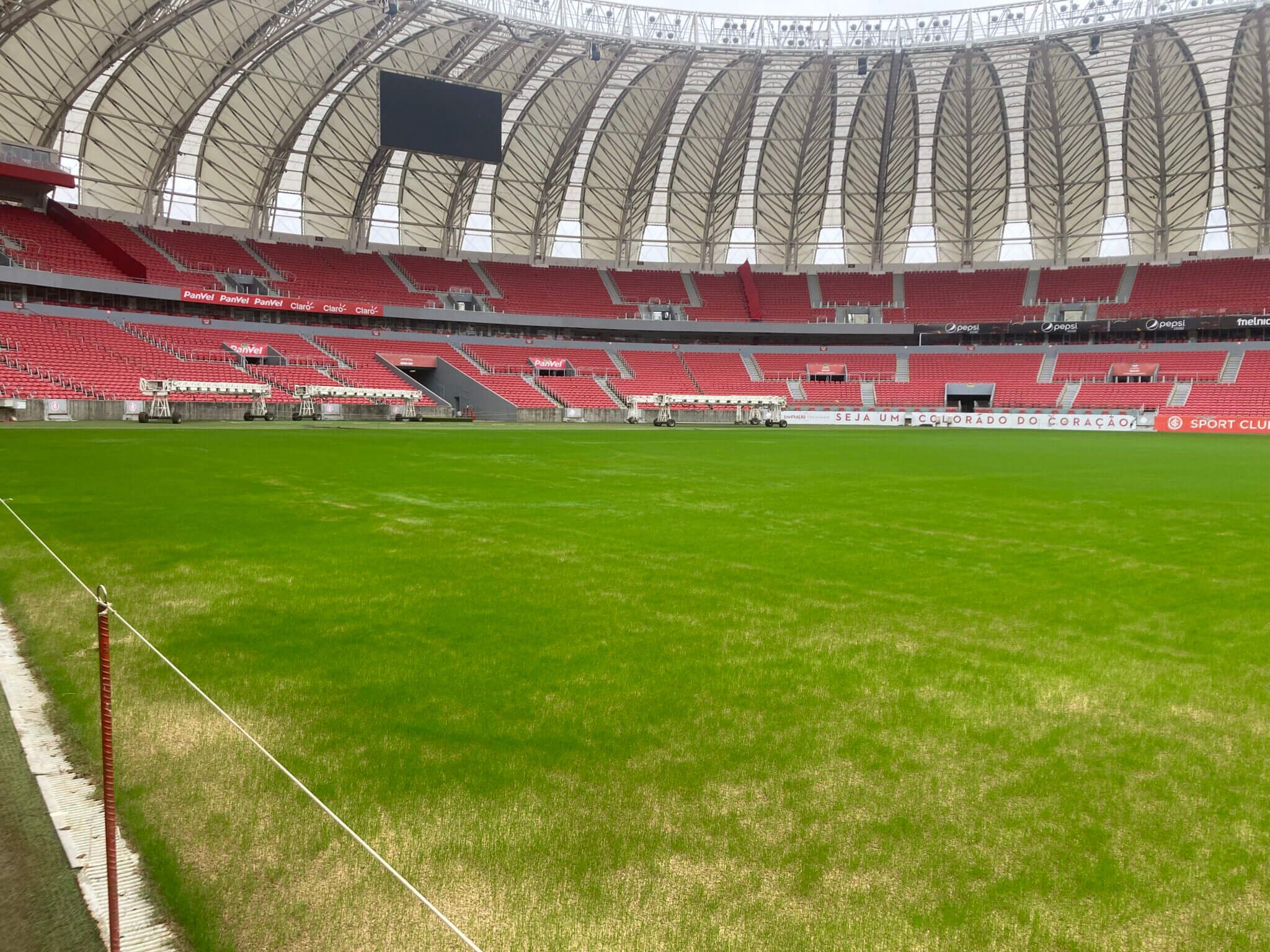 Reconstrução do Beira-Rio é realizada após estragos da enchente