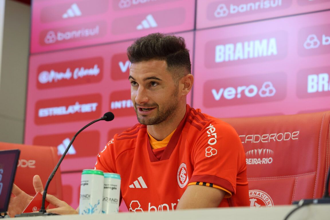 Lucas Alario é apresentado no Inter: “Estou muito feliz por estar aqui"